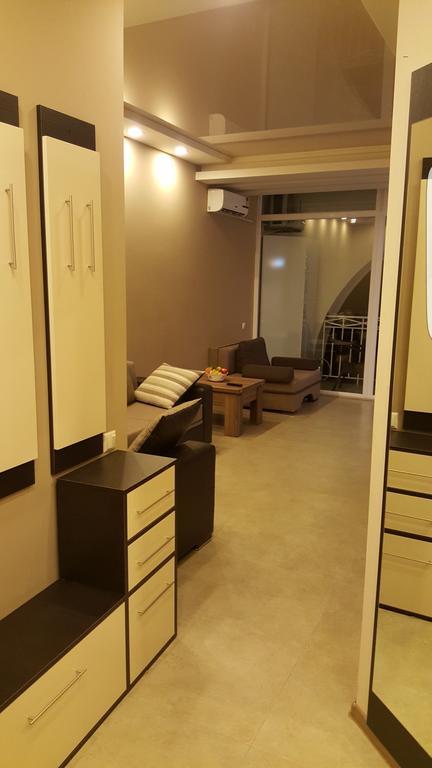 Apartment Magnolia Seaside バトゥーミ 部屋 写真